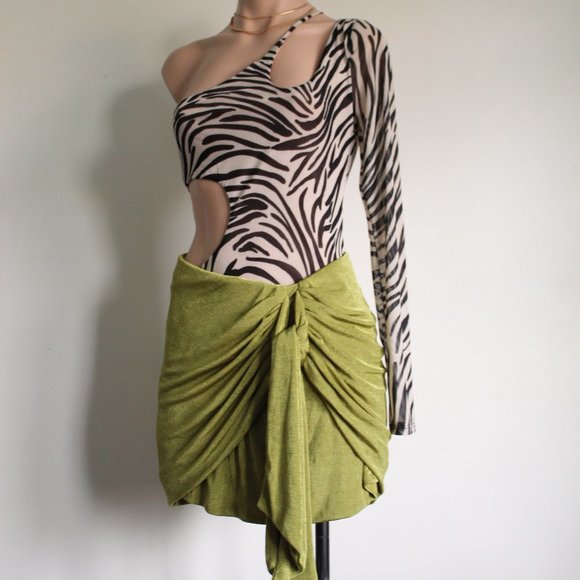 🆕️It Girl Collection// Green Skirt - Picture 9 of 11